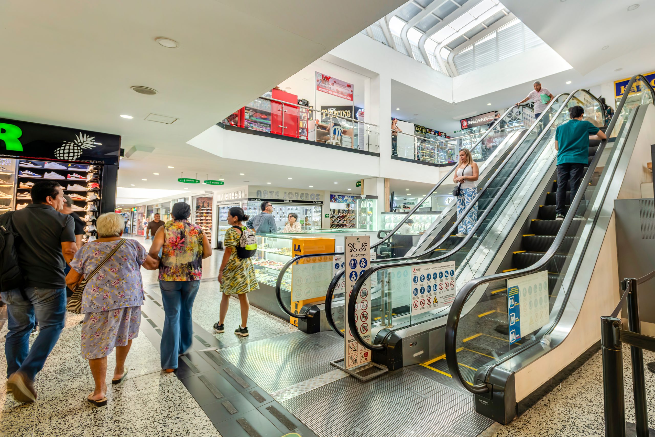 Centro-Comercial-Combeima-Escaleras