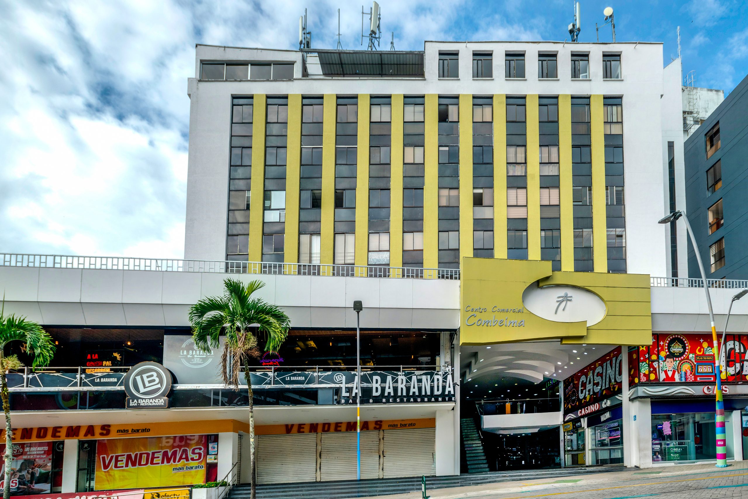 Centro-Comercial-Combeima-Fachada-Principal-Completa